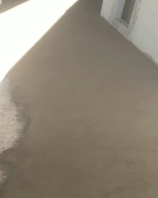 Contrapiso nivelado em um cômodo, antes de receber o piso