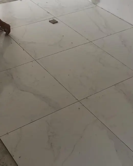 Porcelanato de grande formato sendo assentado no piso