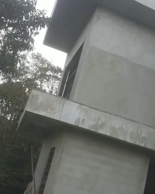 Sobrado com as paredes externas rebocadas